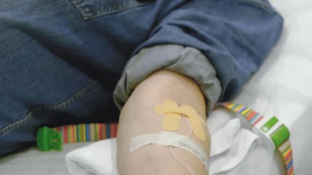 Um homem num fato de ganga por via intravenosa a pingar medicamentos — Vídeo de Stock