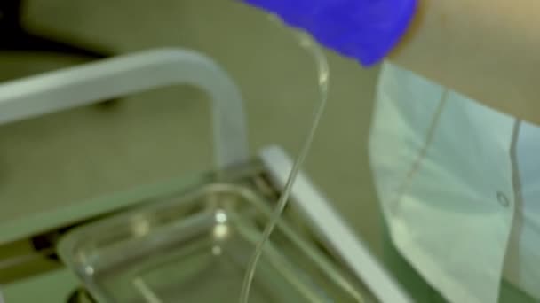 Enfermera comprueba el sistema de perfusión intravenosa — Vídeo de stock