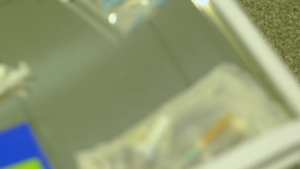 Enfermeiro está a preparar um sistema para perfusão intravenosa — Vídeo de Stock
