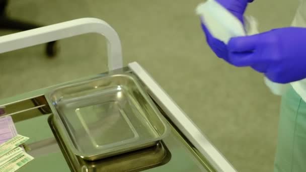 Disinfection of a medical tray before the procedure — Stockvideo