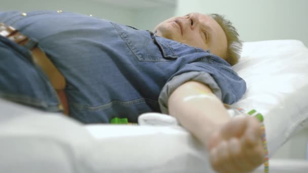 The patient lies during infusion therapy — Stockvideo