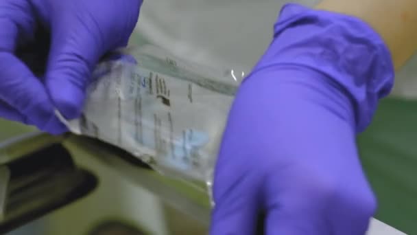 Распаковка и проверка венозной бабочки катетера — стоковое видео