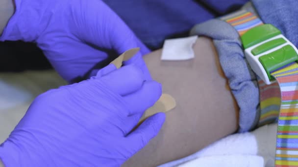 Fissazione con un cerotto di ago per iniezione endovenosa al braccio — Video Stock
