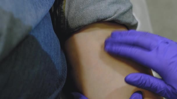 Locating and searching for veins for injection — Stockvideo