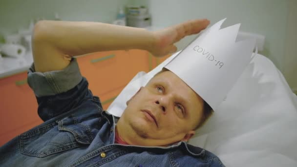 Пациент с коронавирусом лежит в палате — стоковое видео