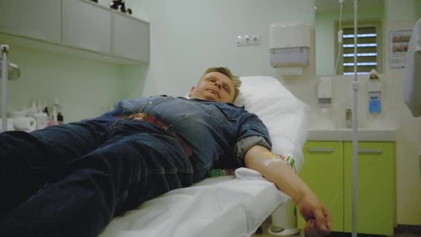 De man ontdekte dat hij het coronavirus had. — Stockvideo