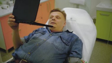 Coronavirus adamı dizüstü bilgisayarla iletişim kuruyor.
