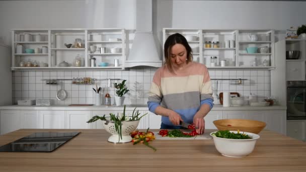 Homem Com Relógio Aproximou Uma Menina Que Corta Legumes Para — Vídeo de Stock