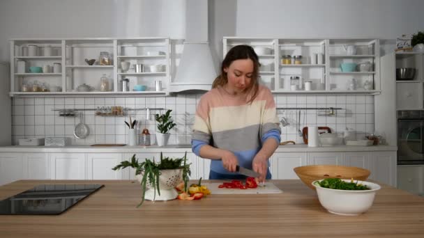 Menina se prepara para comer com uma boneca de pano — Vídeo de Stock