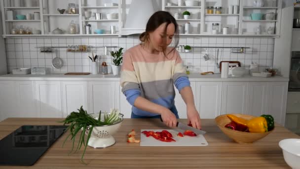 Menina preparando comida e dança na cozinha — Vídeo de Stock