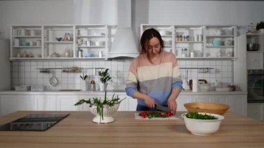 Maskeli adam mutfakta bir kızla konuşuyor.