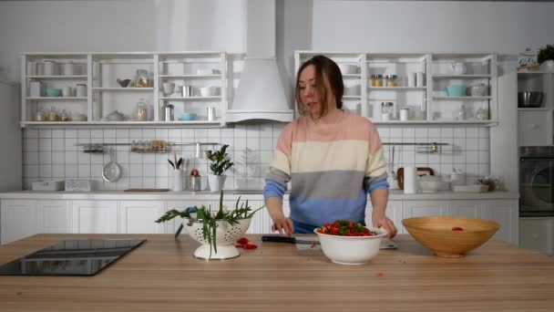 Chica en la cocina preparando una ensalada — Vídeos de Stock