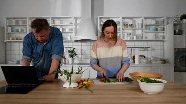 Ragazza rimprovera il suo fidanzato in cucina — Video Stock