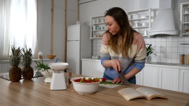 Menina mede a quantidade de ingredientes para uma salada — Vídeo de Stock