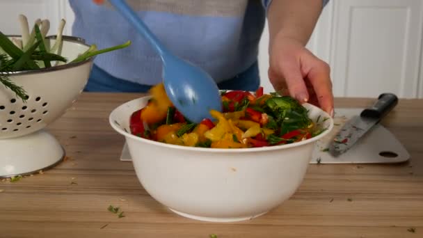 Chica agita ensalada en la cocina — Vídeos de Stock