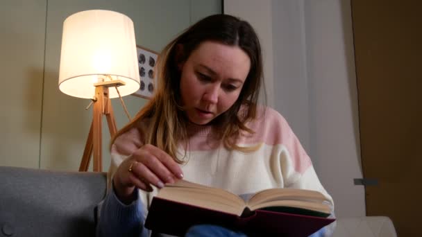 Chica buscando un nuevo libro — Vídeos de Stock