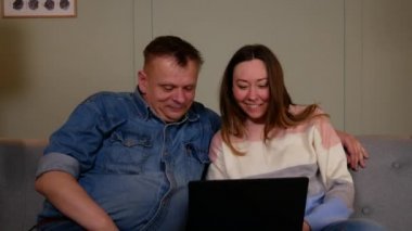 Çift laptopla biriyle görüntülü sohbet ediyor
