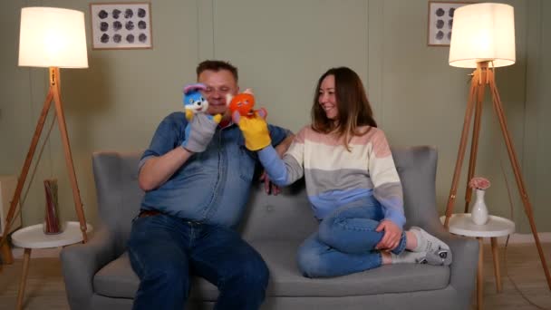 Mann und Frau spielen mit Handschuhpuppen — Stockvideo
