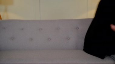 Kız kanepeden yere düştü.