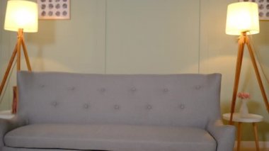 Çift kanepede televizyon seyrediyor.