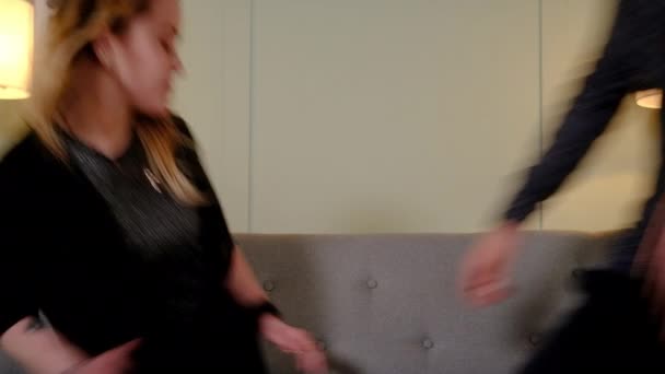 Junges Paar prügelt sich auf Sofa — Stockvideo