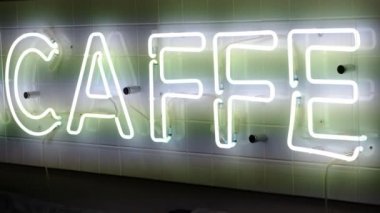 Neon tabelalı kafe