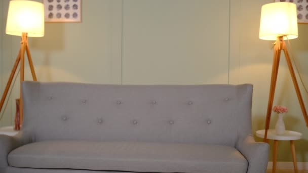 Coppia sulla radice divano per qualcuno in TV — Video Stock