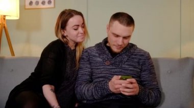 Hayal kırıklığına uğramış bir kız, bir erkekten akıllı telefon alır.