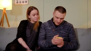 Kız, bir erkekten akıllı telefonu alır.