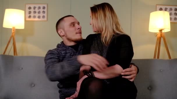 Jeune couple assis sur le canapé — Video