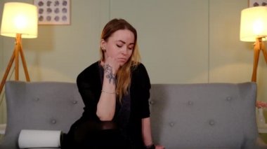 Kız, elinde eldiven olan bir adamla eğleniyor.