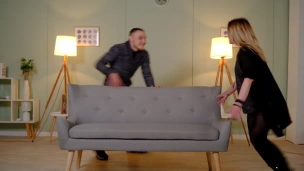 Paar spielt Nachholspiel im Wohnzimmer — Stockvideo