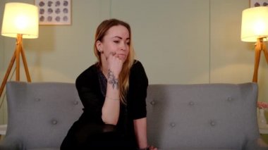 Kız, elinde eldiven olan bir adamla eğleniyor.