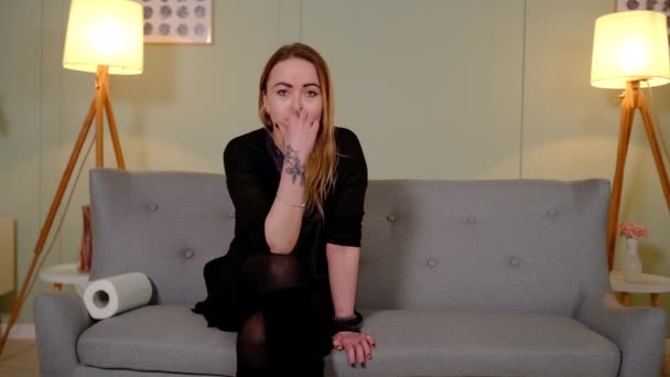 Mädchen weint und ihr Junge tröstet — Stockvideo