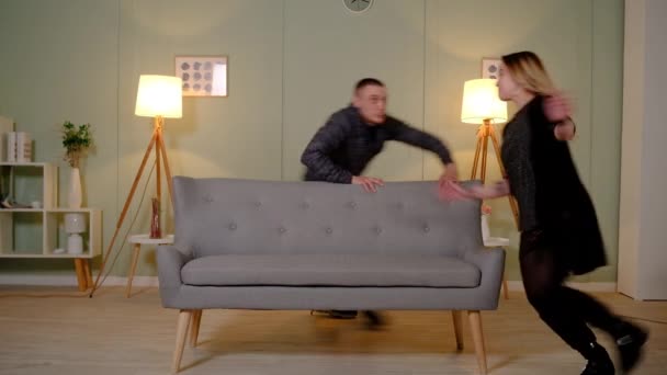 Casal jogando catch-up na sala de estar — Vídeo de Stock