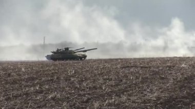 Tanklar, askeri zırhlı araçlar saha görevinde..