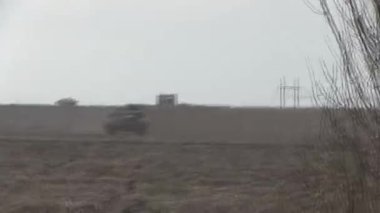 Tanklar, askeri zırhlı araçlar saha görevinde..