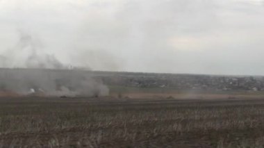 Tanklar, askeri zırhlı araçlar saha görevinde..