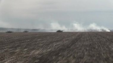 Tanklar, askeri zırhlı araçlar saha görevinde..