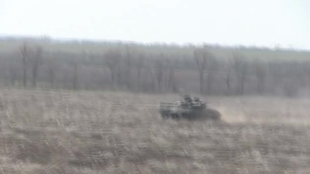 Stridsvagnar, militära pansarfordon i fältövningar. — Stockvideo