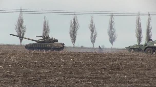 Tanky, vojenská obrněná vozidla v cvičeních. — Stock video