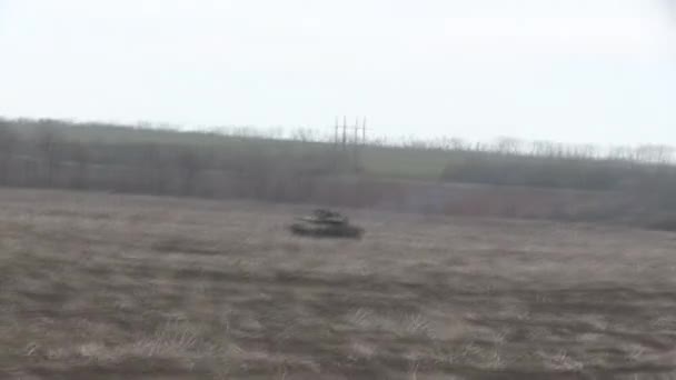 Stridsvagnar, militära pansarfordon i fältövningar. — Stockvideo