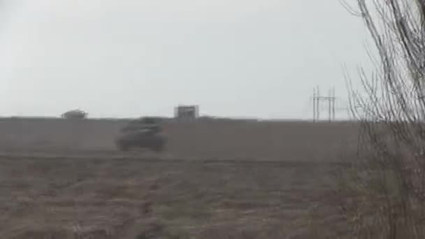 Tanques, vehículos blindados militares en ejercicios de campo . — Vídeo de stock