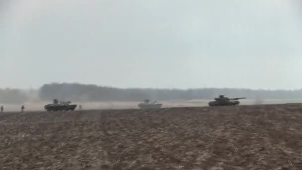 Tanques, veículos blindados militares em exercícios de campo . — Vídeo de Stock