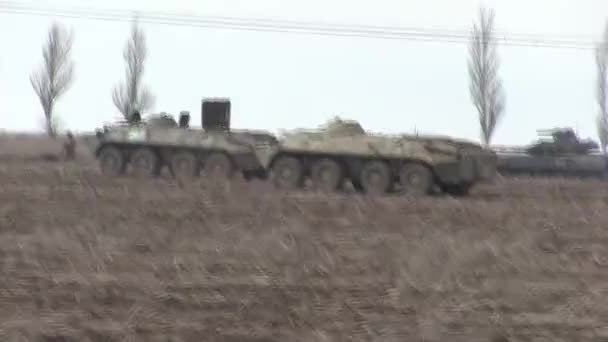 Tanks, militaire gepantserde voertuigen in veldoefeningen. — Stockvideo