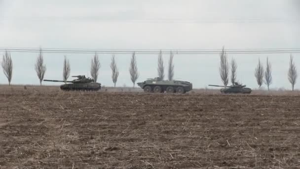 Tanklar, askeri zırhlı araçlar saha görevinde.. — Stok video