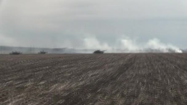 Tanks, militaire gepantserde voertuigen in veldoefeningen. — Stockvideo