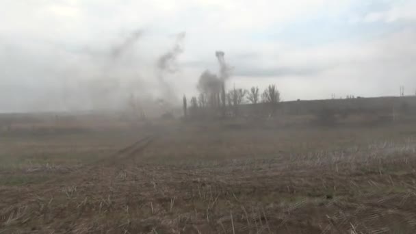 Réservoirs, véhicules blindés militaires dans des exercices sur le terrain . — Video