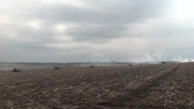 Tanklar, askeri zırhlı araçlar saha görevinde..