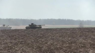 Tanklar, askeri zırhlı araçlar saha görevinde..